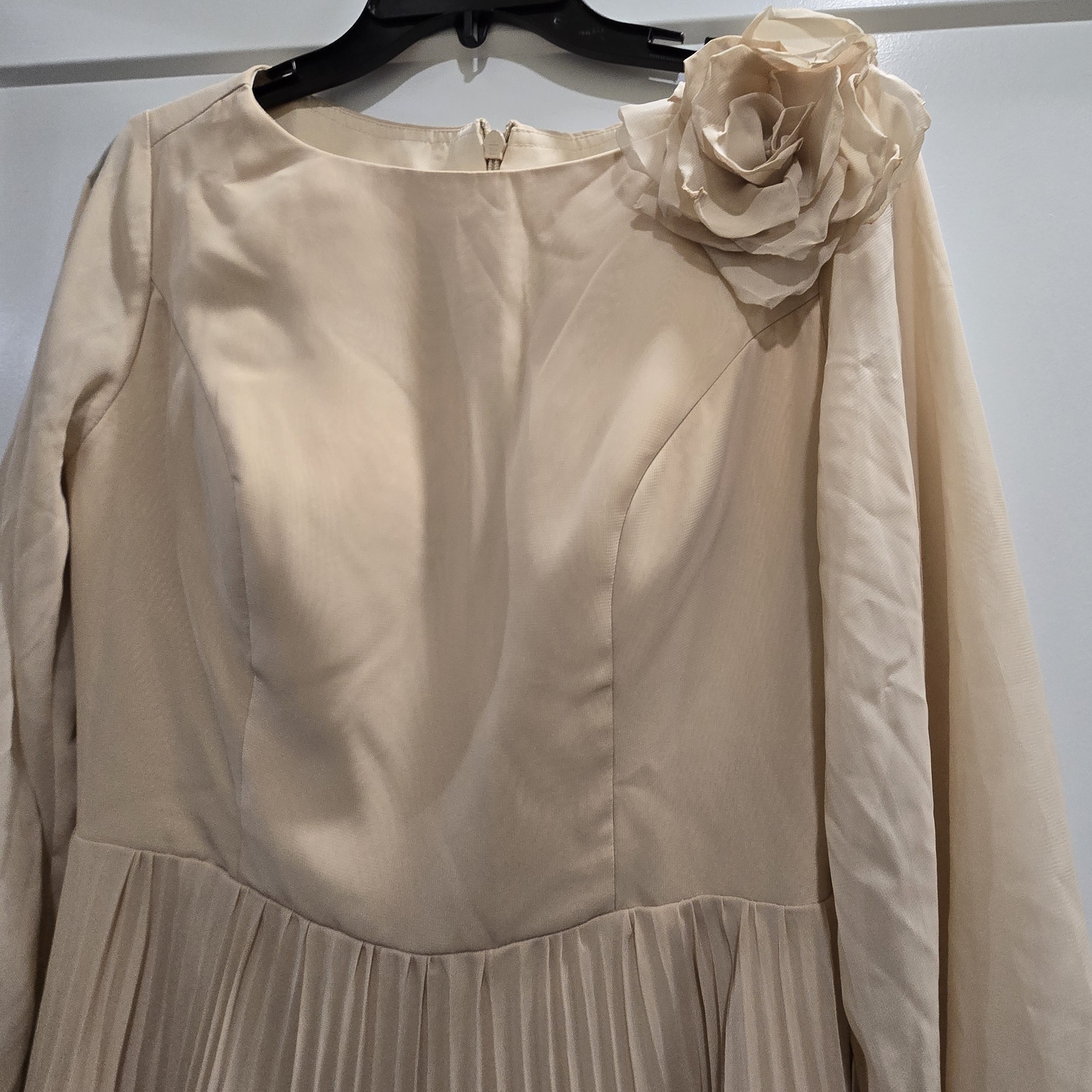 Elegant Beige Pleated Dress From Mondressy, Size 6, New With Tag — image 4 of 8